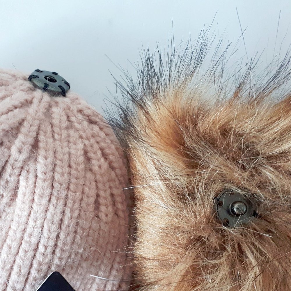 NIB / NWT Vince Camuto black beanie & 3 pom poms box set - Picture 3 of 3